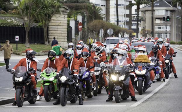 Imagen de los primeros Papá Noel llegados al aparcamientod e El Sardinero.