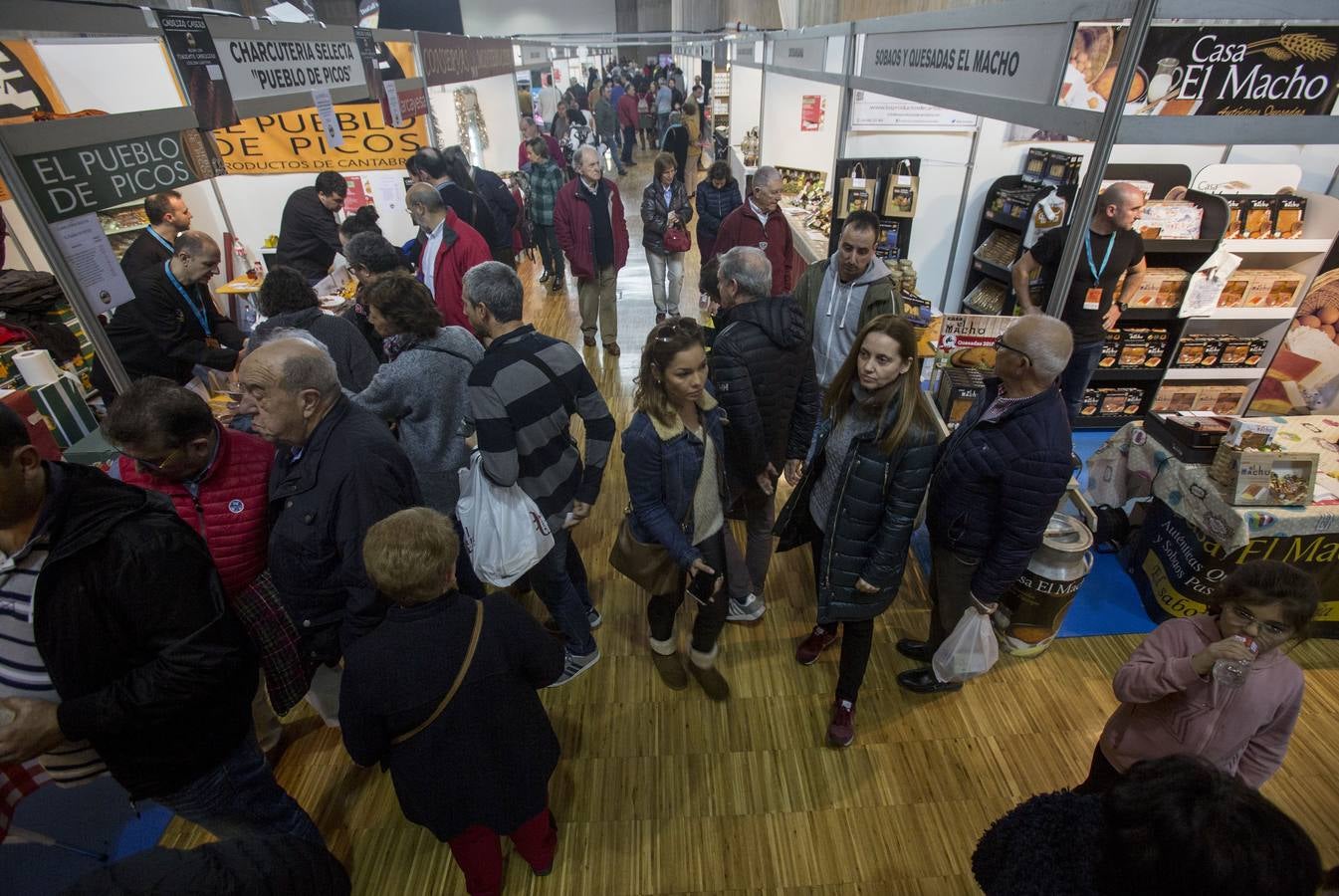 La Feria del Producto de Cantabria vive su segunda jornada en el Palacio de Exposiciones de Santander.