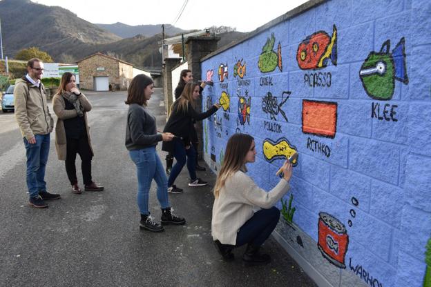 Alumnas, profesora y concejal en el primer panel de un proyecto que se extenderá a otros lugares de Bárcena de Pie de Concha. 