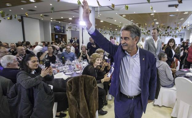 Miguel Ángel Revilla saluda a los dirigentes, afiliados y simpatizantes que ayer asistieron al almuerzo de Navidad del PRC. 