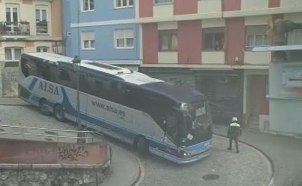 El autobus bloqueó durante un rato la Rampa Sotileza.