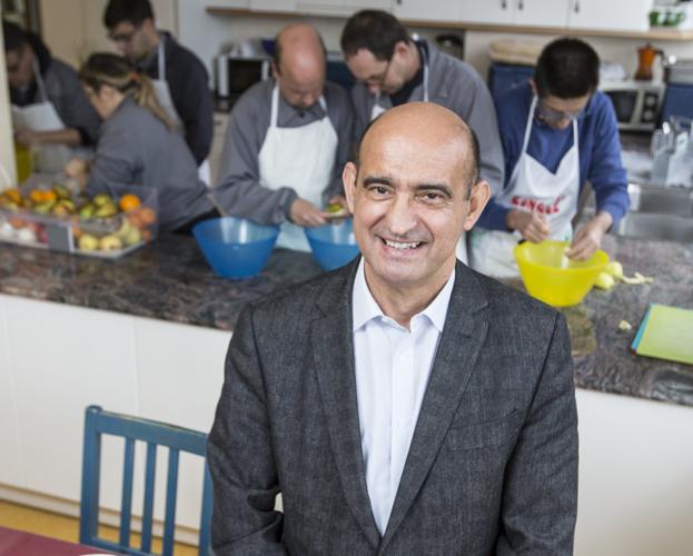 Tomás Castillo, en una de las cocinas que sirven de taller para aprender las tareas del hogar. ¡