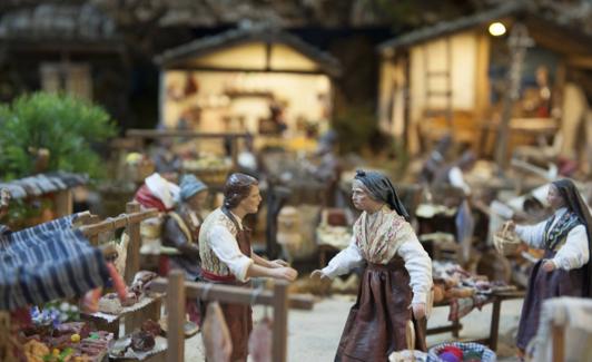 Figuras artesanas del belén pasiego en los bajos del Club de Regatas. 