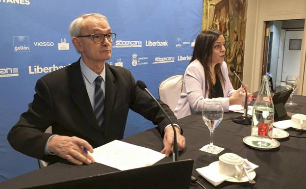 Antón Costas Comesaña y la periodista Pilar González Ruiz (presentadora del acto).