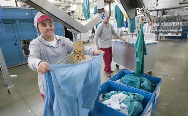 Lavandería de Amica en Maliaño, donde se limpia toda la ropa de hospitales y centros de salud de Cantabria.