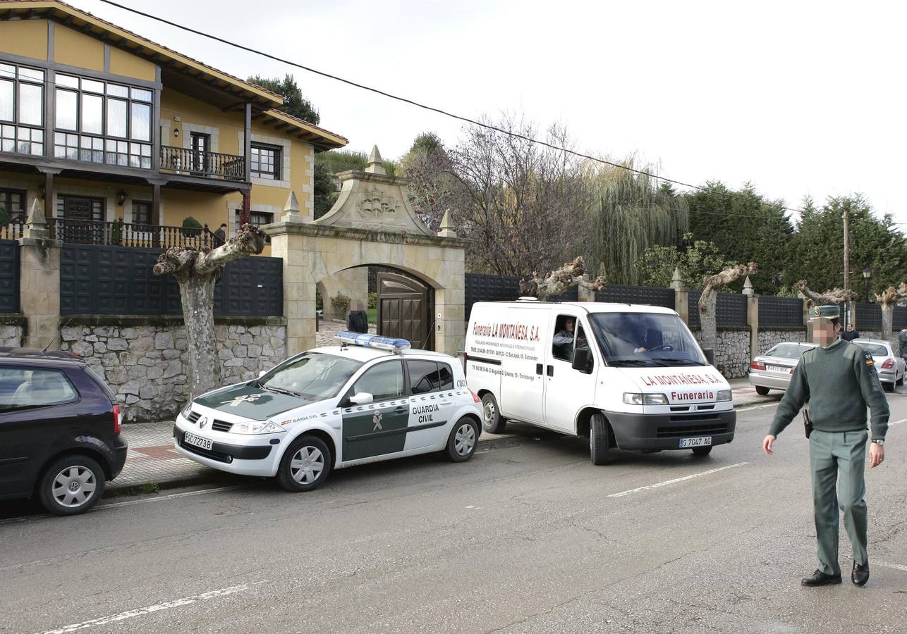 Imágenes tomadas frente al chalé El Galeón el día en que se descubrió el cadáver de María Luisa Fernández, con la Policía Científica recogiendo pruebas y el traslado del féretro con sus restos mortales