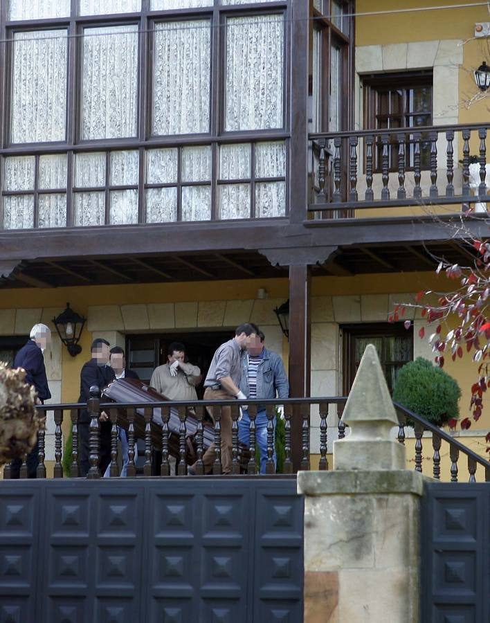 Imágenes tomadas frente al chalé El Galeón el día en que se descubrió el cadáver de María Luisa Fernández, con la Policía Científica recogiendo pruebas y el traslado del féretro con sus restos mortales