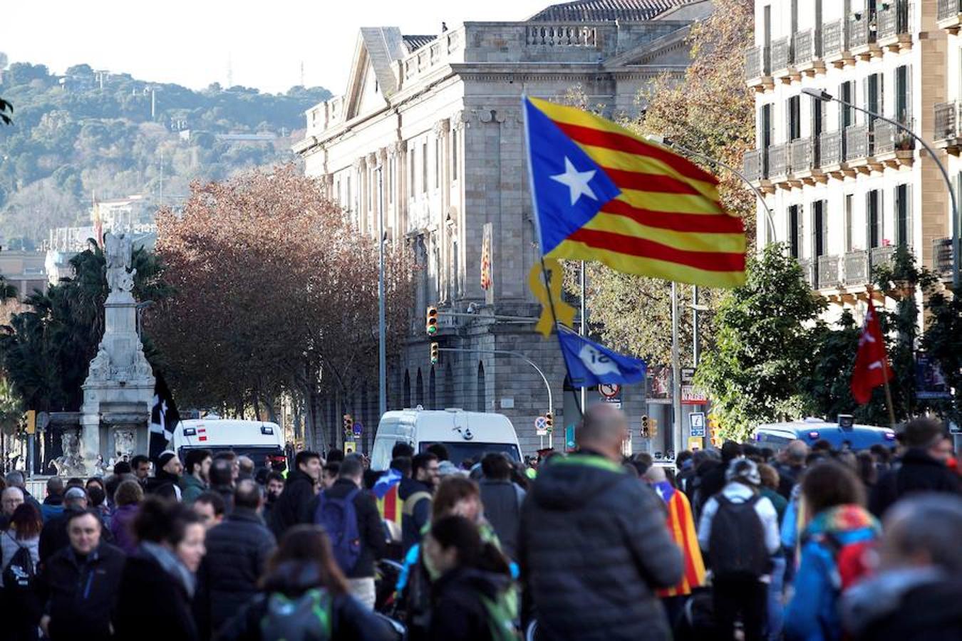 El presidente del Gobierno, Pedro Sánchez, preside este viernes el Consejo de Ministros en la Llotja de Mar de Barcelona. La ciudad condal vive una jornada de concentraciones y protestas de la mano de los CDR.