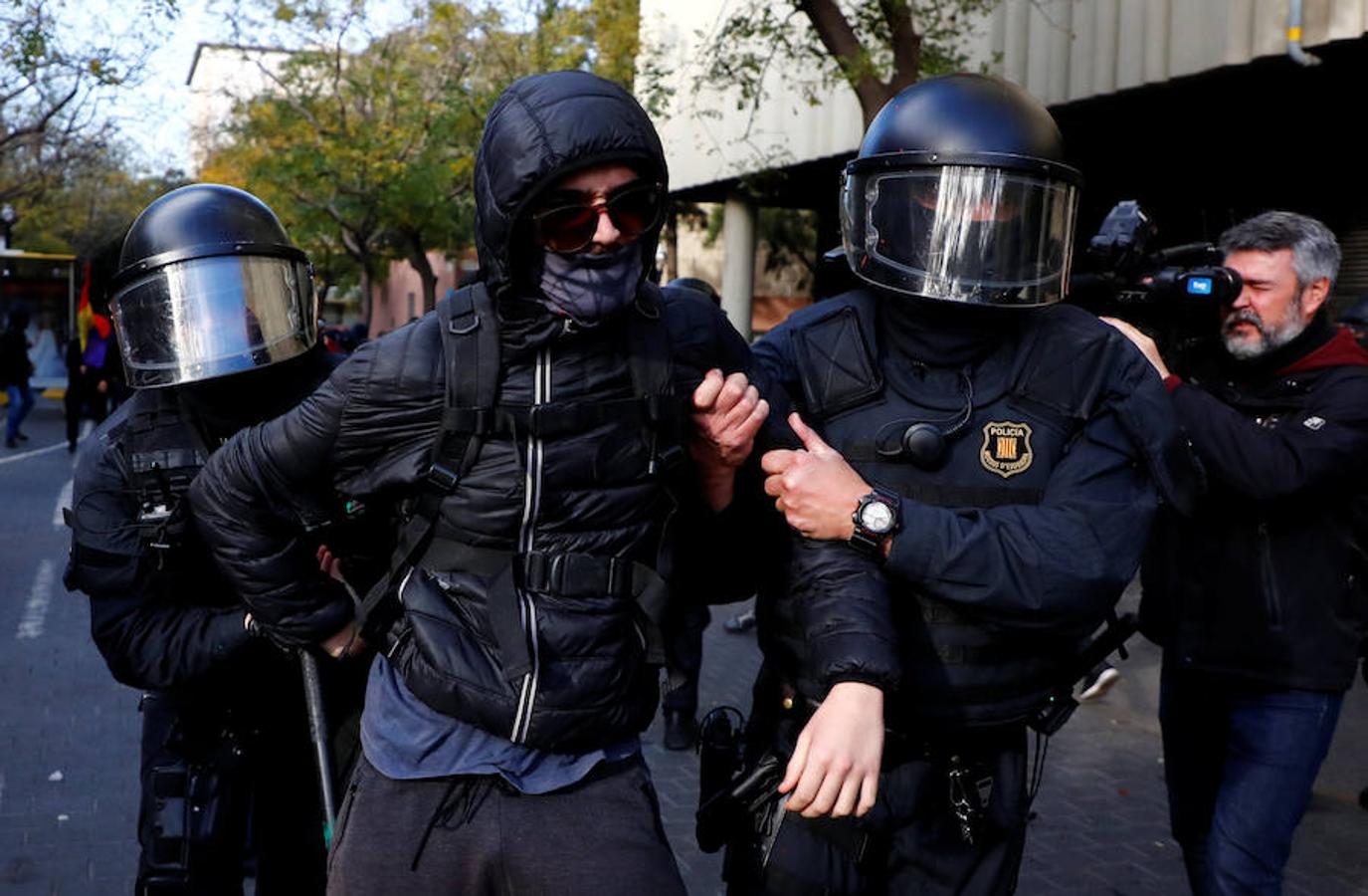 El presidente del Gobierno, Pedro Sánchez, preside este viernes el Consejo de Ministros en la Llotja de Mar de Barcelona. La ciudad condal vive una jornada de concentraciones y protestas de la mano de los CDR.