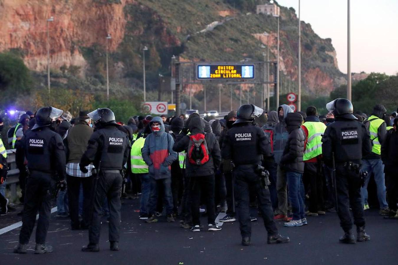 El presidente del Gobierno, Pedro Sánchez, preside este viernes el Consejo de Ministros en la Llotja de Mar de Barcelona. La ciudad condal vive una jornada de concentraciones y protestas de la mano de los CDR.