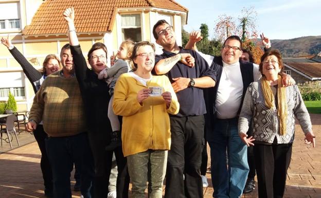 La familia, al completo, celebra la lluvia de euros. 