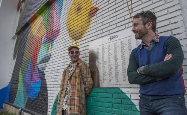 Okuda (izquierda) con el director del centro, Fernando Diego. Los nombres de quienes colaboraron en el proyecto, en la pared