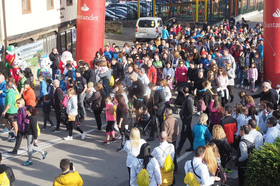 Los vecinos han participado esta mañana en una marcha a favor de la asociación 'Buscando Sonrisas'