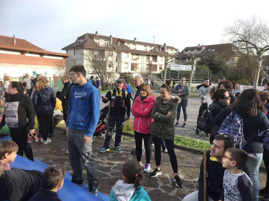 Los vecinos han participado esta mañana en una marcha a favor de la asociación 'Buscando Sonrisas'