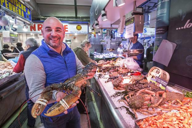 Jesuán Marcos, director comercial de Mariscos Anamar, en el Mercado de La Esperanza de Santander. 
