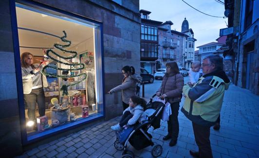 Las luces de los escaparates han iluminado las calles del centro. 