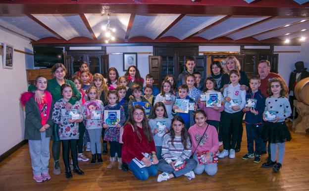 Los ganadores del concurso escolar de tarjetas navideñas recibieron sus premios de la alcaldesa, Rosa Díaz. 