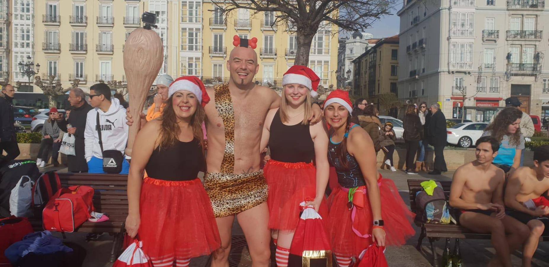 Un año más, la Travesía a Nado de Navidad ha llenado la bahía de Santander de colorido, sentido del humor y divertidos disfraces, para cubrir la distancia entre los Raqueros y el Palacete del Embarcadero