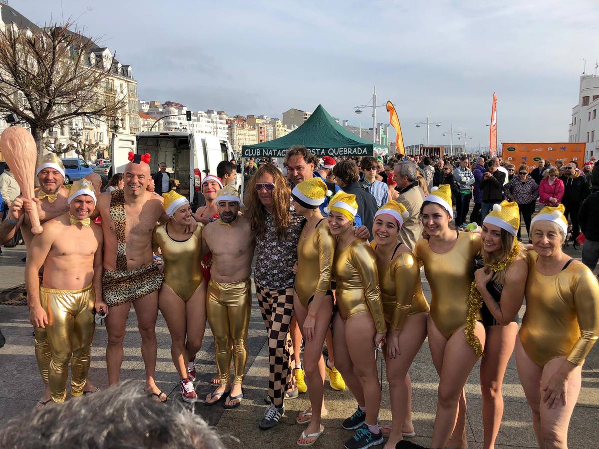 Un año más, la Travesía a Nado de Navidad ha llenado la bahía de Santander de colorido, sentido del humor y divertidos disfraces, para cubrir la distancia entre los Raqueros y el Palacete del Embarcadero