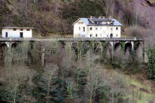 El proyecto pretende asfaltar el acceso desde Estacas de Trueba hasta la Estación fantasma.