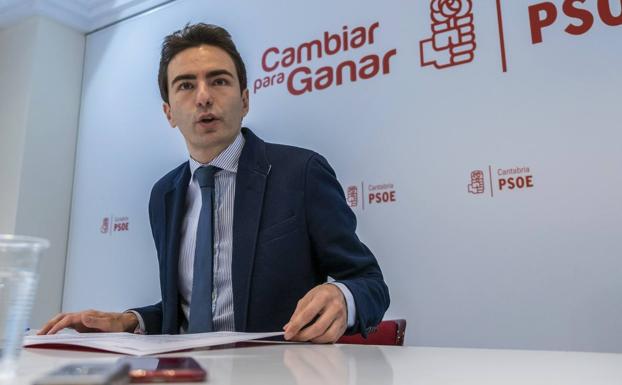 Pedro Casares, durante la rueda de prensa que dio en la sede del PSOE de la calle Bonifaz.