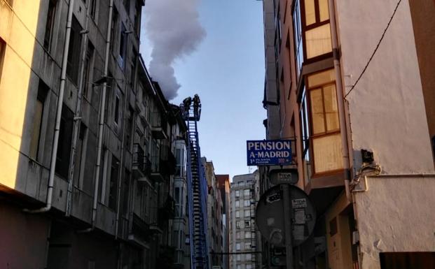 Una densa columna de humo se elevaba varios metros por encima del edificio.l