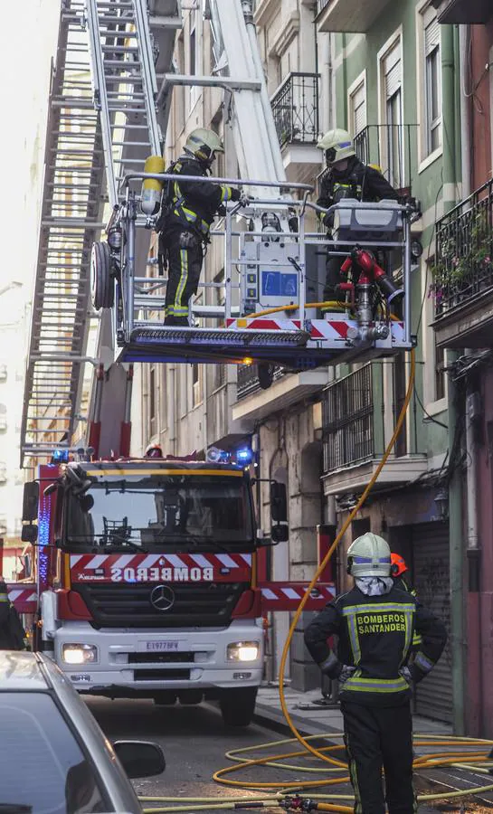 Fotos: Incendio en la cuarta planta de un edificio de la calle Madrid