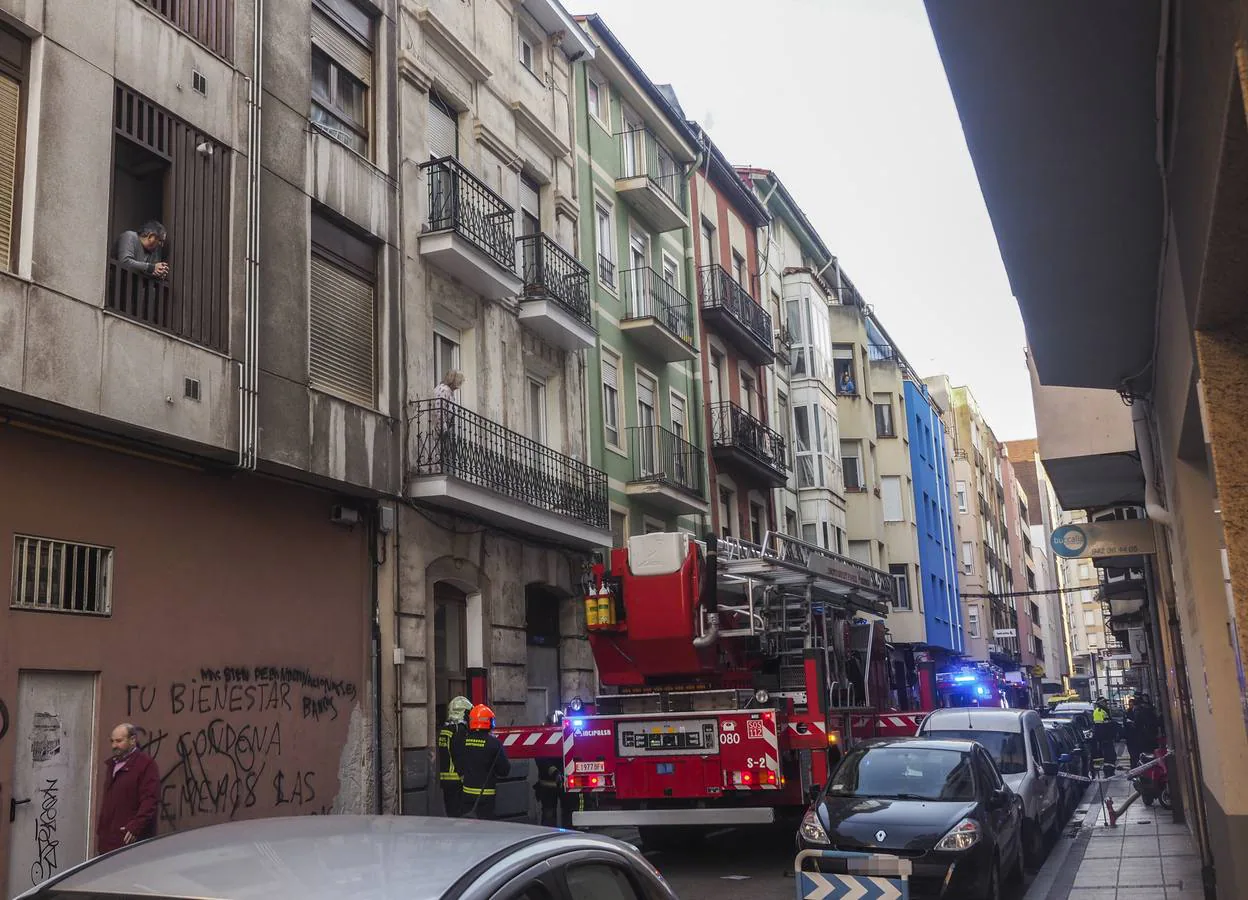 Fotos: Incendio en la cuarta planta de un edificio de la calle Madrid