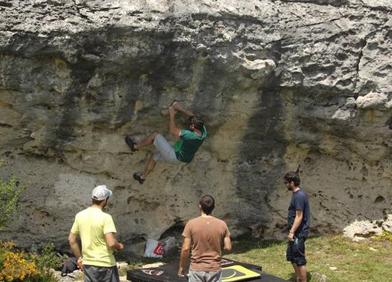 Imagen secundaria 1 - Escalando en Las Tuerces.