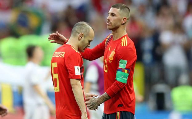 Sergio Ramos trata de consolar a Iniesta tras la eliminación de España en el Mundial de Rusia. 