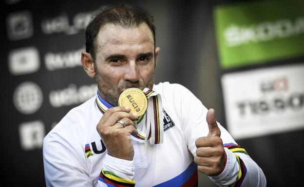Valverde posa con la medalla de oro conquistada en Austria. 