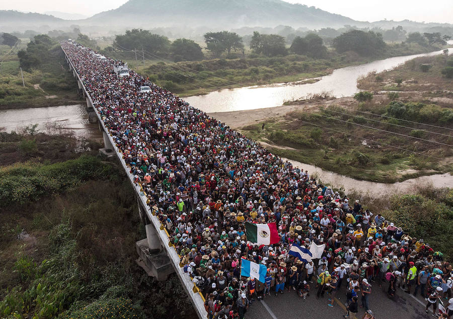 Vista aérea de la carvana de migrantes hondureños camino de Estados Unidos a su paso por México. 