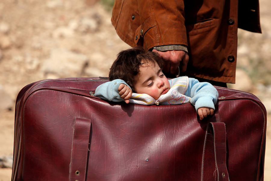 Una niña duerme en una maleta en Beit Sawa,en Siria. 