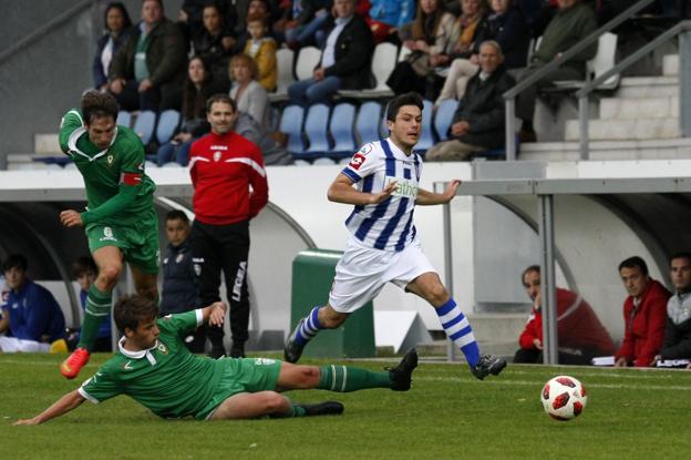 Fermín trata de eludir a un rival en la victoria ante el Gernika (1-0) en El Malecón. 