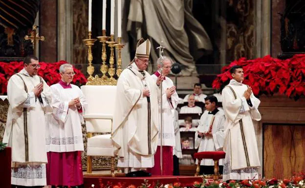 El Papa Francisco celebra la misa de final de año en la Basílica de San Pedro. 