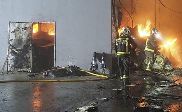 Los bomberos acudieron a apagar el incendio.