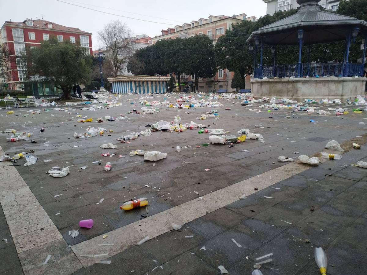 Suciedad en las calles tras la celebración de la entrada del nuevo año