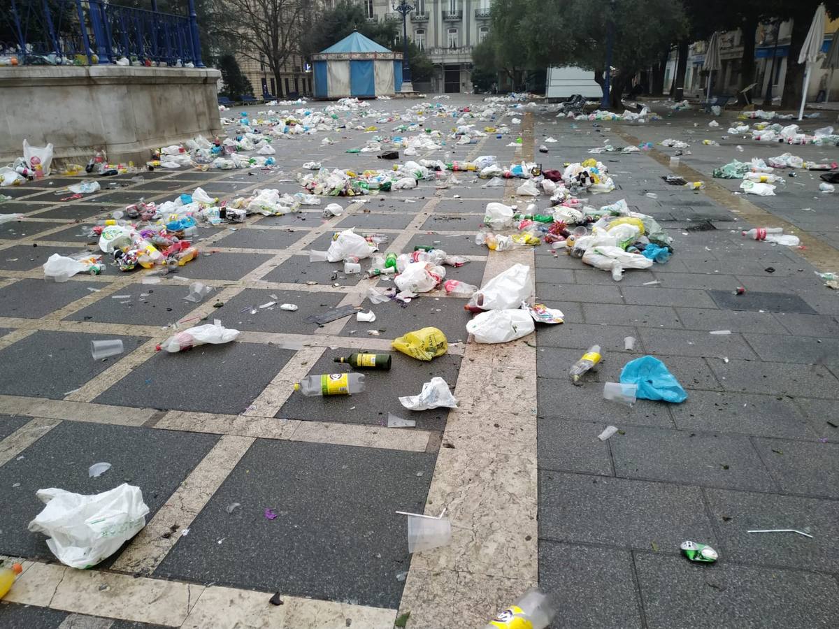 Suciedad en las calles tras la celebración de la entrada del nuevo año