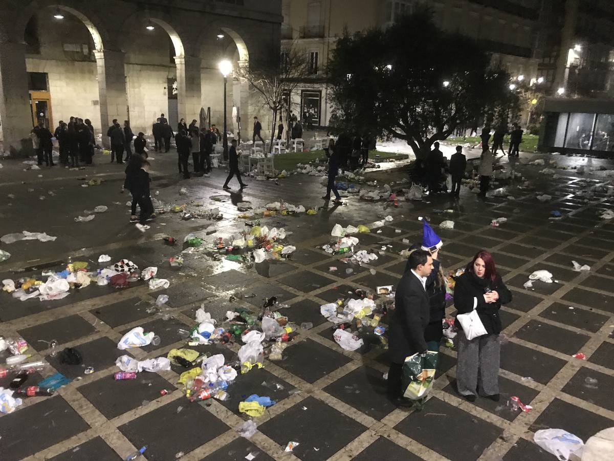 Suciedad en las calles tras la celebración de la entrada del nuevo año