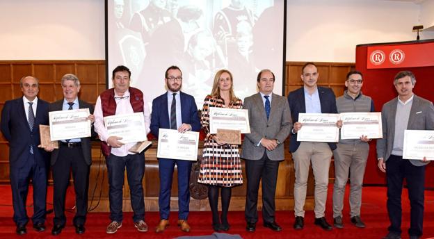 Representantes de las empresas premiadas por la revista Rumbo Escolar, junto al presidente de la Cámara de Comercio.