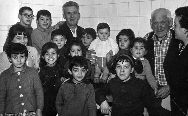 Evaristo Garay, Pedro Garay y Flora junto con familiares y amigos. 