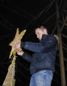 Imagen secundaria 2 - Arriba, miembros de la peña Cancerberos, que participa junto a los Ramidrejus con su obra 'Cuerdos como títeres'. Abajo, últimando los detalles de las carrozas que desfilarán. 