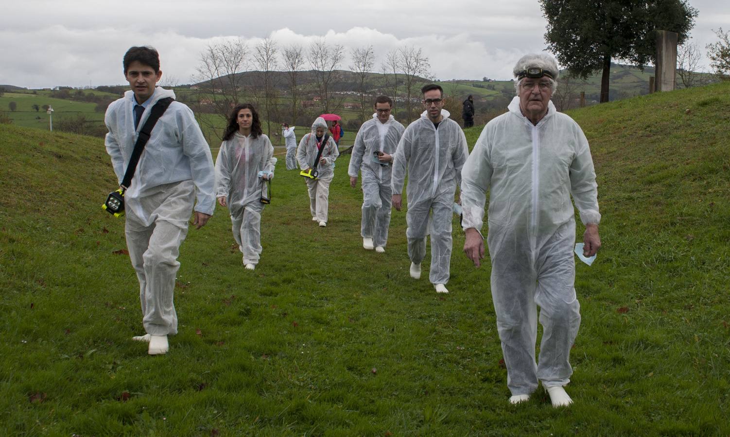 Participantes en una de las visitas a la cueva original de Altamira pertrechados por los trajes que evitan la contaminación en el interiorde la gruta catalogada como Patrimonio de la Humanidad por la Unesco.