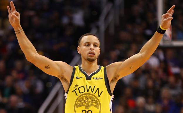 Stephen Curry celebra una canasta 