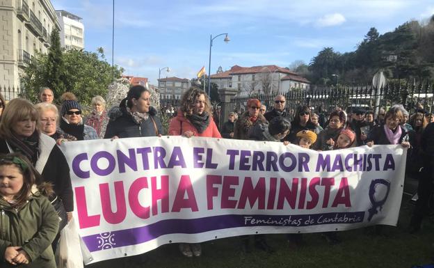 Concentración que se ha celebrado este mediodía en Laredo en contra de la violencia machista.