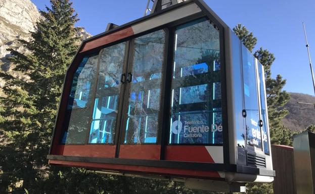 Una de las cabinas del teleférico, en la estación inferior.