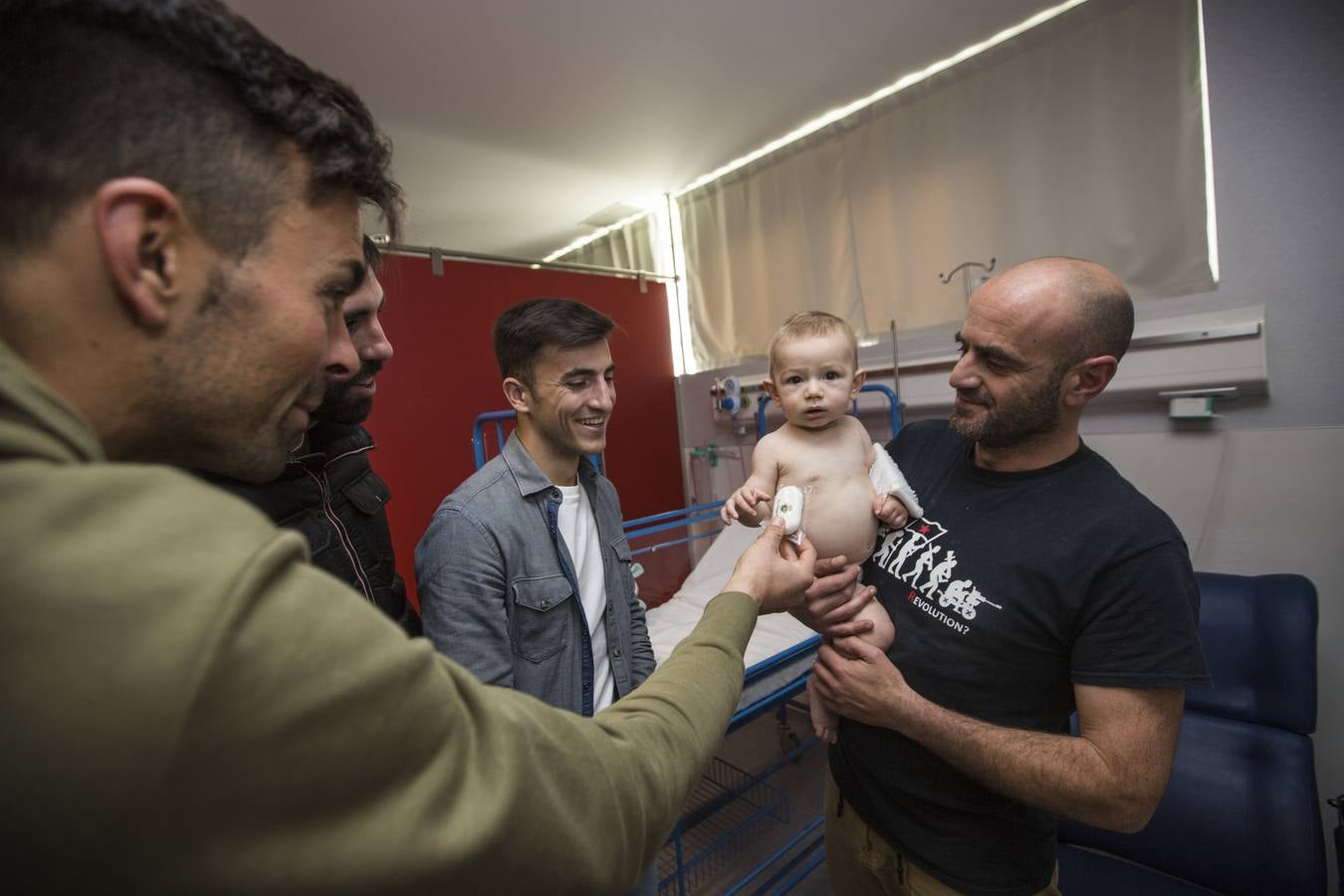 Fotos: Los jugadores del Racing reparte regalos