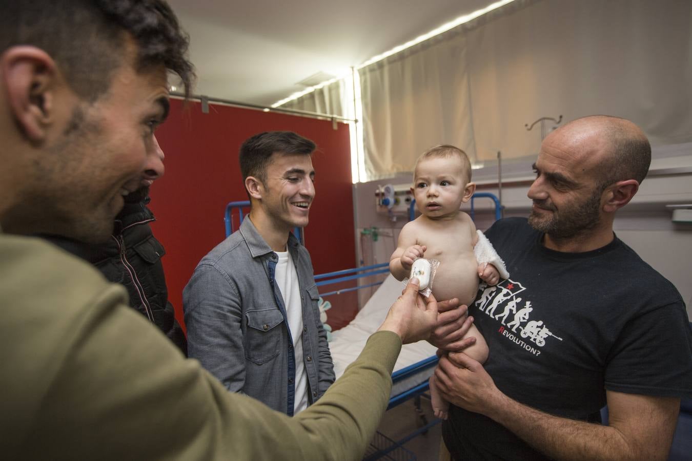 Fotos: Los jugadores del Racing reparte regalos