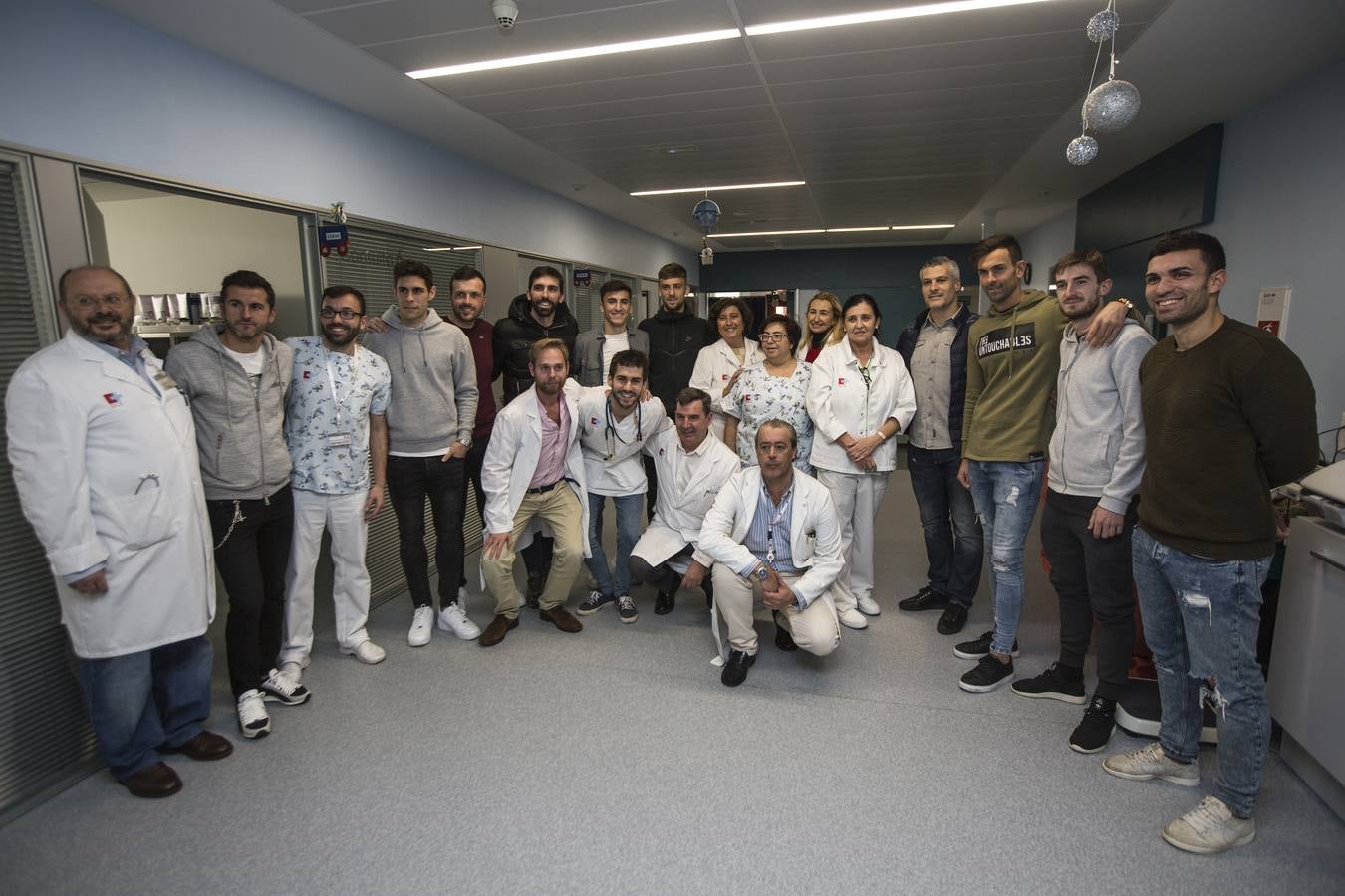 Fotos: Los jugadores del Racing reparte regalos