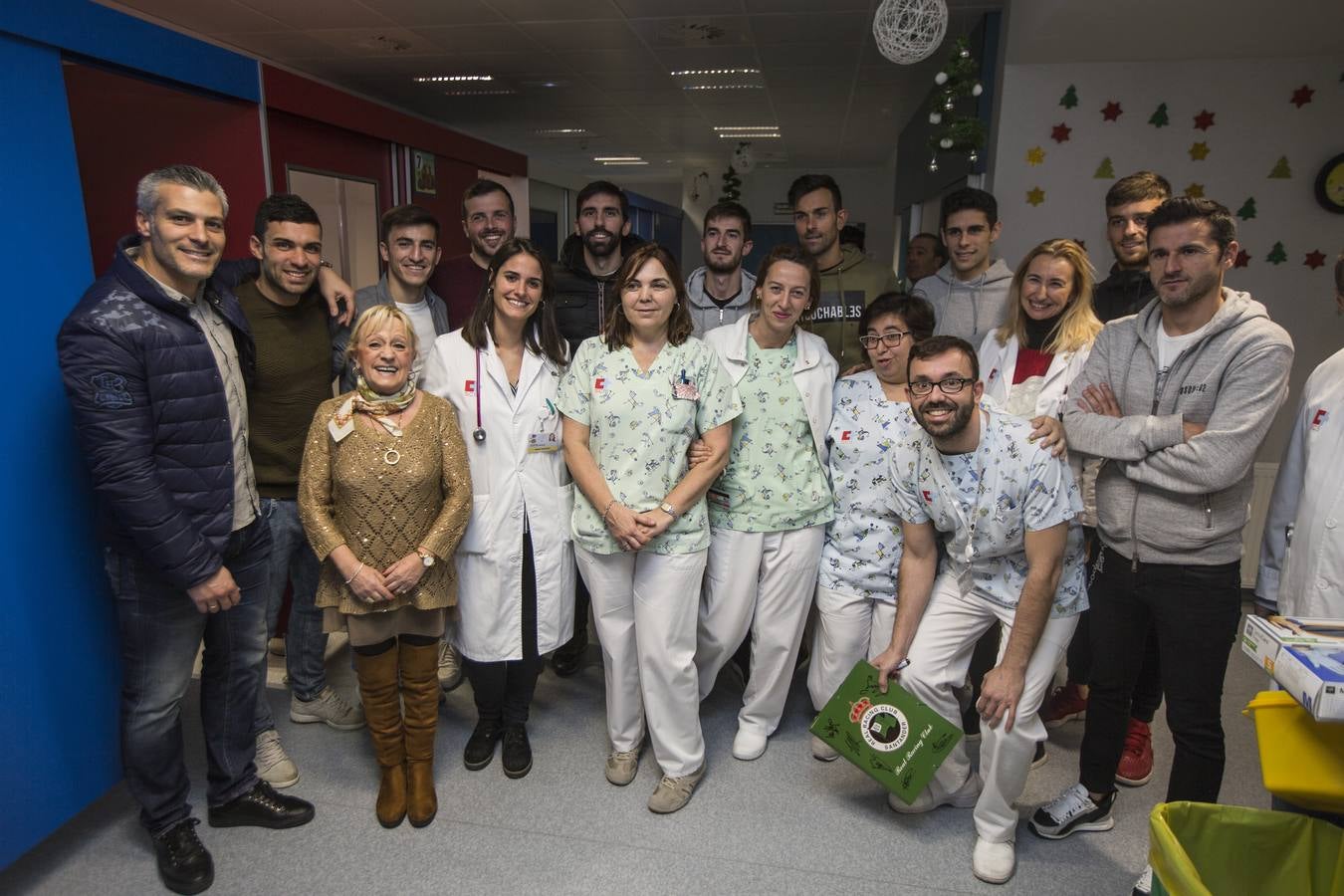 Fotos: Los jugadores del Racing reparte regalos